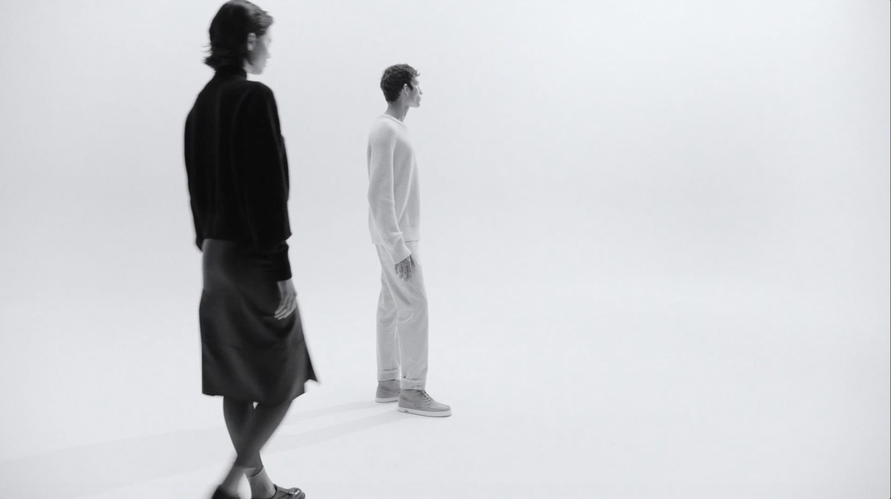 Hermès Fall/Winter 2025 film, figures on a white cyclorama — image 04