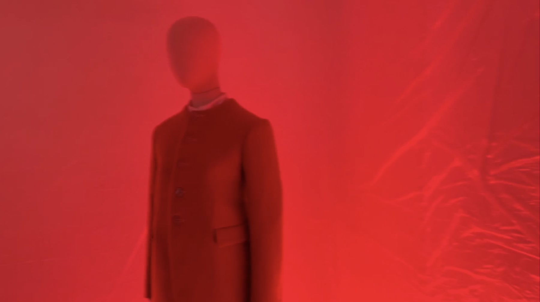 Quira Autumn/Winter 2023, red presentation room and white landscapes